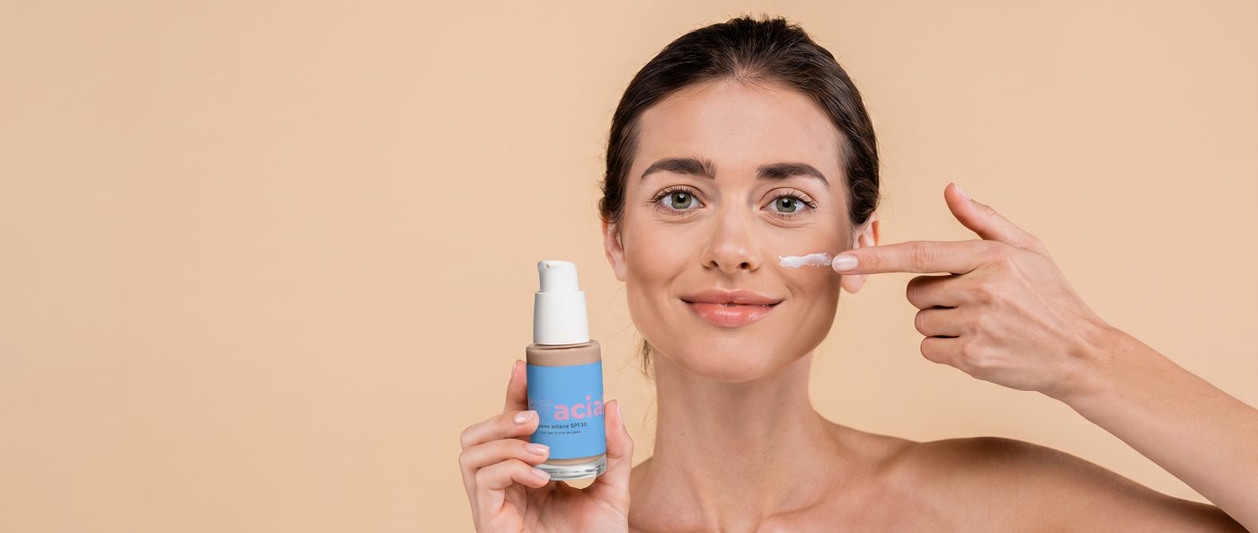 Femme appliquant un soin Facialto